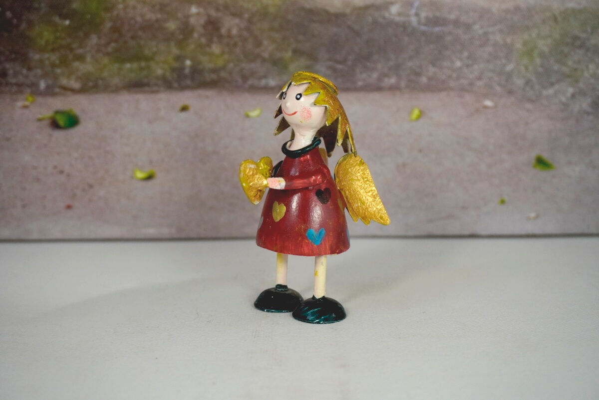 Pape Deko Figur Blechpuppe Schutzengel Lena mit Herz Dunkelrot 8,5cm